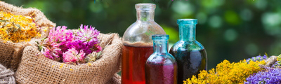 Healing herbs bunches, bottle of oil or tincture, hessian bags w © chamillew - fotolia.com Heilrezepturen aus Naturstoffen