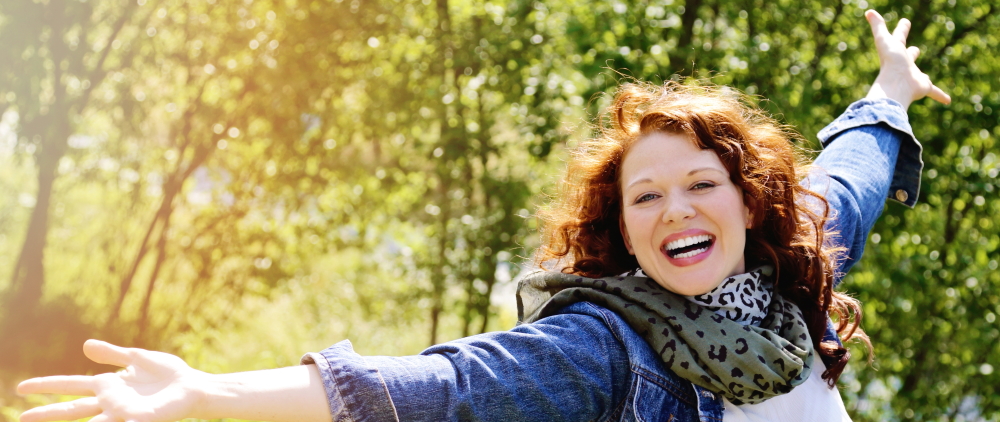 jolie femme rousse souriante dans nature © mariesacha - stock.adobe.com Lebensfreude