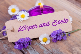 Lavendel, Kerze und leeres Schild für eigenen Text © Floydine - fotolia.com Koerper und Seele