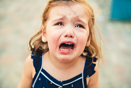 Close up portrait of crying little toddler girl with outdoors background. Child © pololia - fotolia.com verlassenes weinendes Mädchen